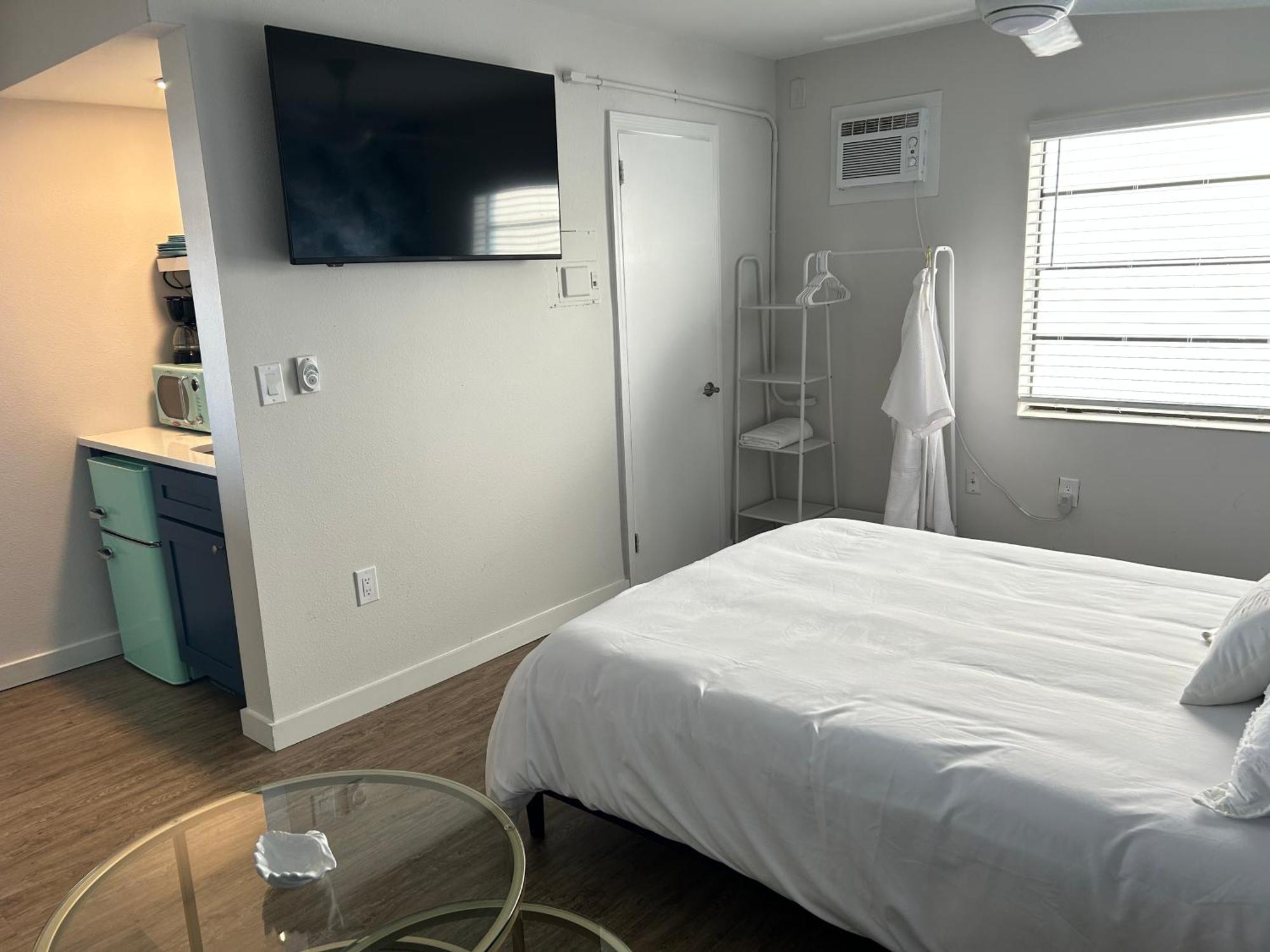 Sunburst Inn- Indian Shores Beach Bagian luar foto